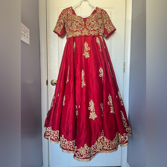Bridal hand embroidered Lehenga set - Picture 8 of 15